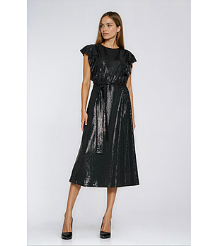 Черна рокля с лъскав ефект и къс ръкав снимка