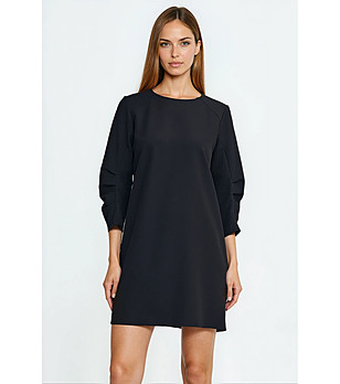 Черна рокля с плисе ръкави снимка