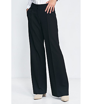 Дамски черен панталон с разкроен крачол снимка