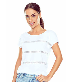 Бяла блуза с дантелени ленти SASANA_PLUS снимка