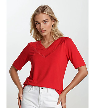 Червена блуза с дантелен детайл SIGALA снимка