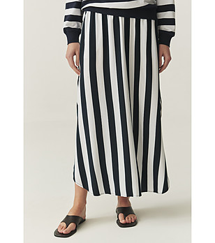 Пола на райета в черно и бяло Daphie снимка