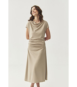 Бежова рокля с набирания Hilaria снимка