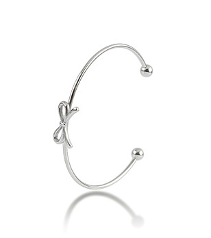 Дамска сребриста твърда гривна с панделка снимка