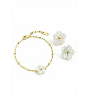 Дамски златист комплект бижута с бели цветя снимка