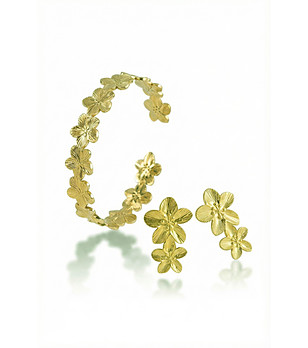 Златист дамски комплект бижута с релефни цветя снимка