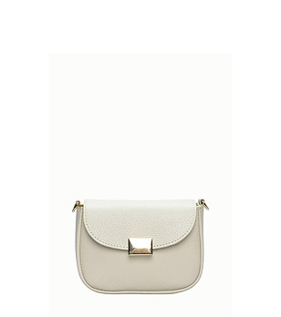 Бежова чанта през рамо с метална тока  снимка