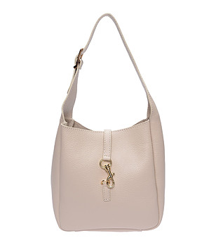 Бежова чанта с метален елемент снимка