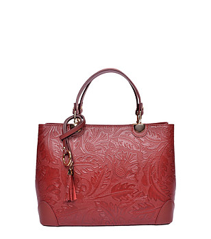 Червена чанта tote с релефен ефект снимка