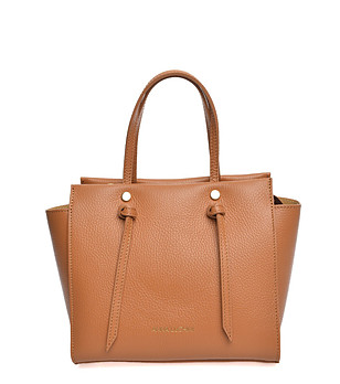 Дамска кожена чанта в цвят коняк снимка