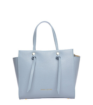 Дамска кожена чанта в светлосиньо снимка