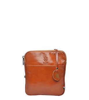 Кожена чанта през рамо в цвят коняк снимка