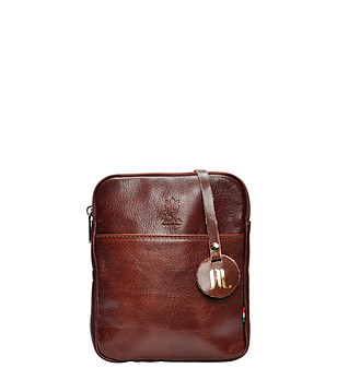 Дамска кожена чанта през рамо в кафяво снимка