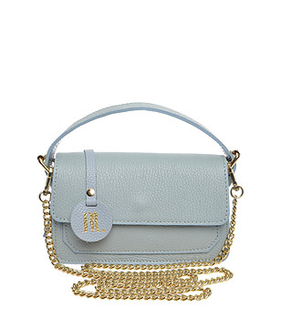 Дамска кожена чанта в син нюанс с верижка снимка