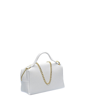 Бяла чанта през рамо с верижна дръжка  снимка