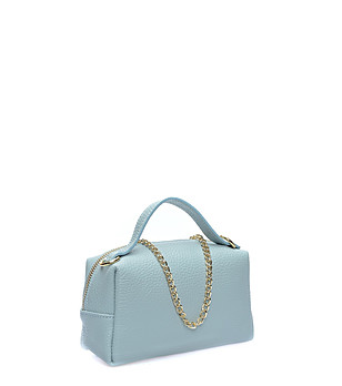 Светлосиня чанта през рамо с верига снимка