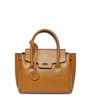 Кокетна дамска чанта от естествена кожа в цвят коняк Monic снимка