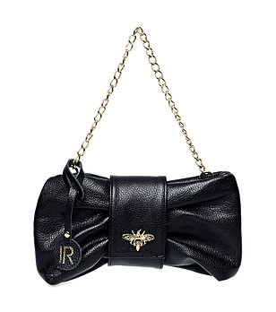 Черна дамска кожена чанта тип пеперуда снимка