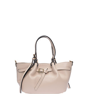 Бежова чанта тип tote с катарама снимка