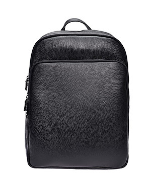 Черна кожена раница с класически дизайн снимка