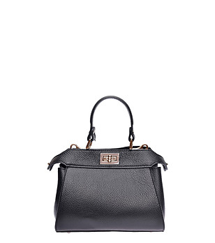 Черна чанта с метална закопчалка снимка