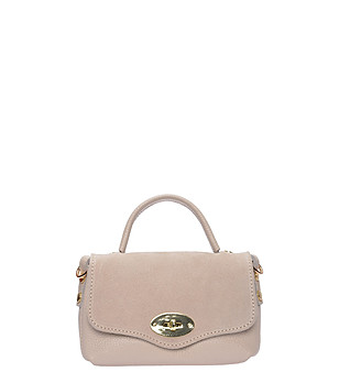 Бежова кожена чанта с метална тока  снимка