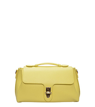 Жълта чанта с метална тока снимка