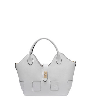 Бяла чанта с метална тока снимка