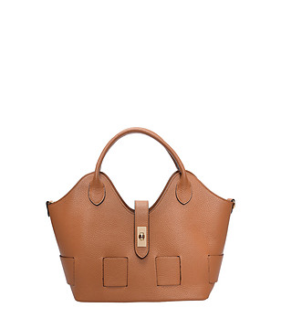 Кафява чанта с метална тока снимка