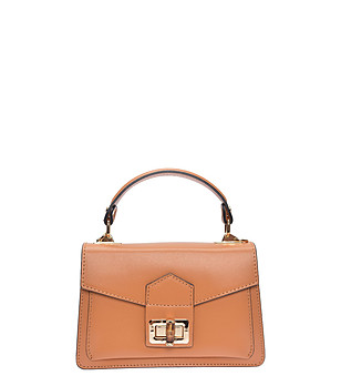 Дамска чанта в конячен цвят  снимка