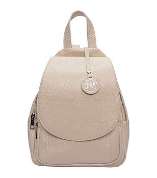 Бежова раница с капак от естествена кожа снимка