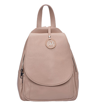 Бежова раница с капак снимка