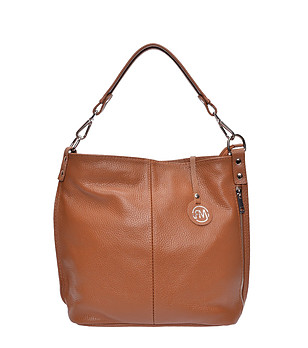 Кожена дамска чанта в цвят коняк снимка