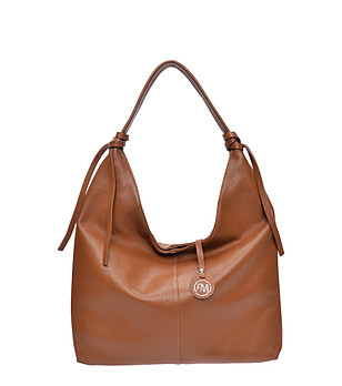 Кожена дамска чанта в цвят коняк снимка