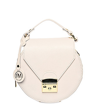 Дамска кожена чанта в светлобежово снимка