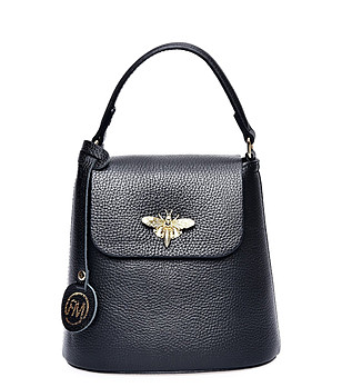 Малка дамска кожена чанта в черно снимка