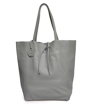 Дамска кожена чанта в сив нюанс снимка