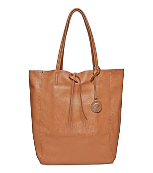 Дамска кожена чанта в цвят коняк снимка