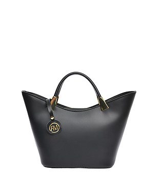 Черна дамска чанта с разчупен дизайн снимка