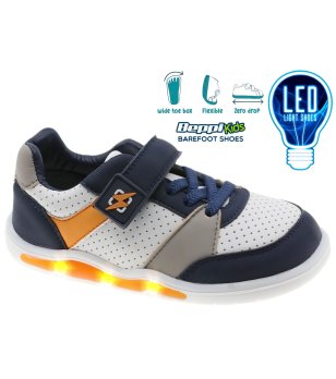 Детски маратонки в бяло и тъмносиньо с LED светлини за широко стъпало снимка
