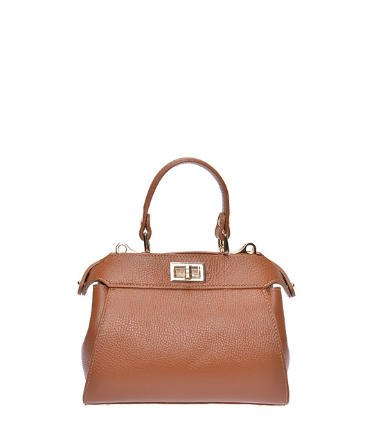 Кафява чанта с метални катарами снимка