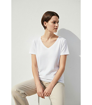 Бяла тениска с V-образно деколте от лен и памук снимка