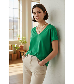 Зелена тениска с V-образно деколте от лен и памук снимка