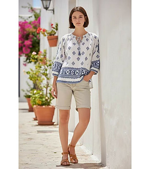 Бяла блуза с принт и бродерия BLANC снимка