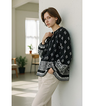 Черна блуза с принт и бродерия NOIR снимка