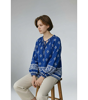 Кобалтовосиня блуза с принт и бродерия ROYAL снимка