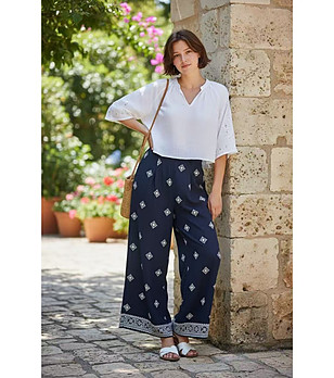 Тъмносин дамски панталон с щампа снимка