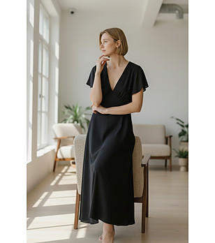 Черна рокля с V-образно деколте снимка