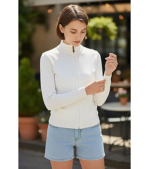 Бял дамски кардиган с цип снимка