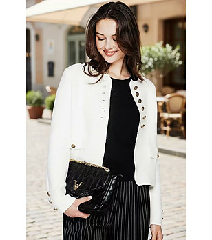 Късо бяло яке с декоративни копчета  снимка